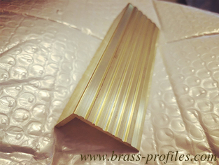 China Breite 55 mm x 10 mm Messing Treppen Nasenstreifen für Hotel Dekoration fournisseur