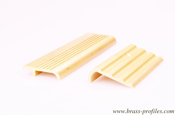 Profile für Treppenläufe aus Messing und Kupferschwellenbezüge, extrudiert fournisseur