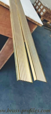 Breite 55 mm x 10 mm Messing Treppen Nasenstreifen für Hotel Dekoration fournisseur