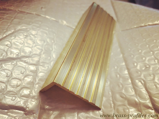 Breite 55 mm x 10 mm Messing Treppen Nasenstreifen für Hotel Dekoration fournisseur